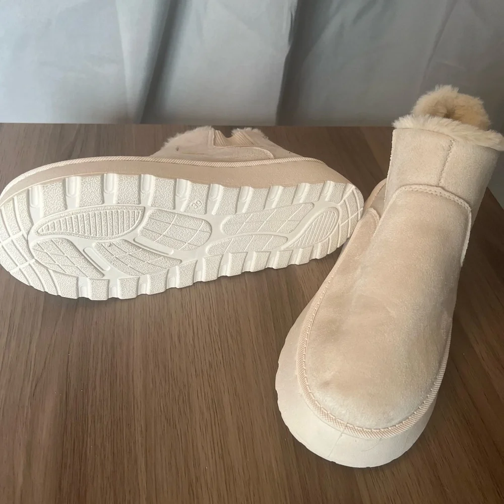 SEE LAST PHOTO FOR FLAW UGG LOOK ALIKE